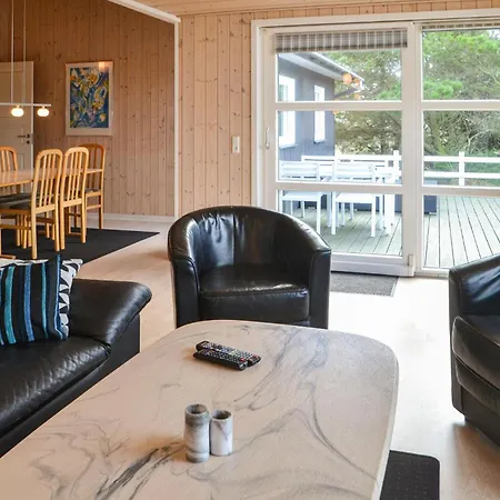 Henne With A Fireplace 08