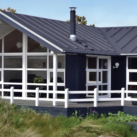 Henne With A Fireplace 08 *