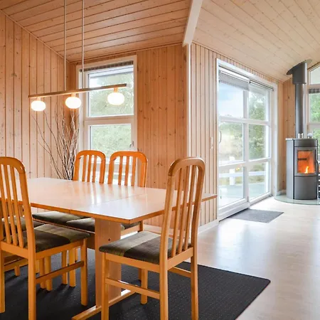 Henne With A Fireplace 08 *