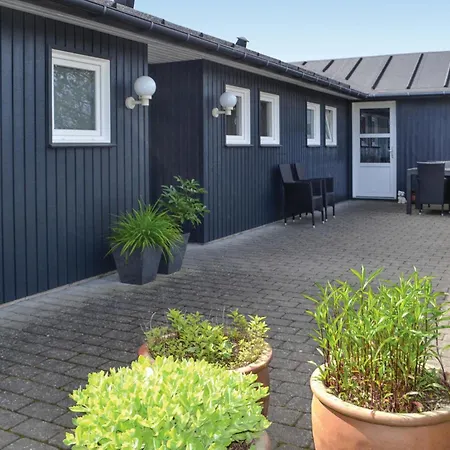 Henne With A Fireplace 08 בית נופש